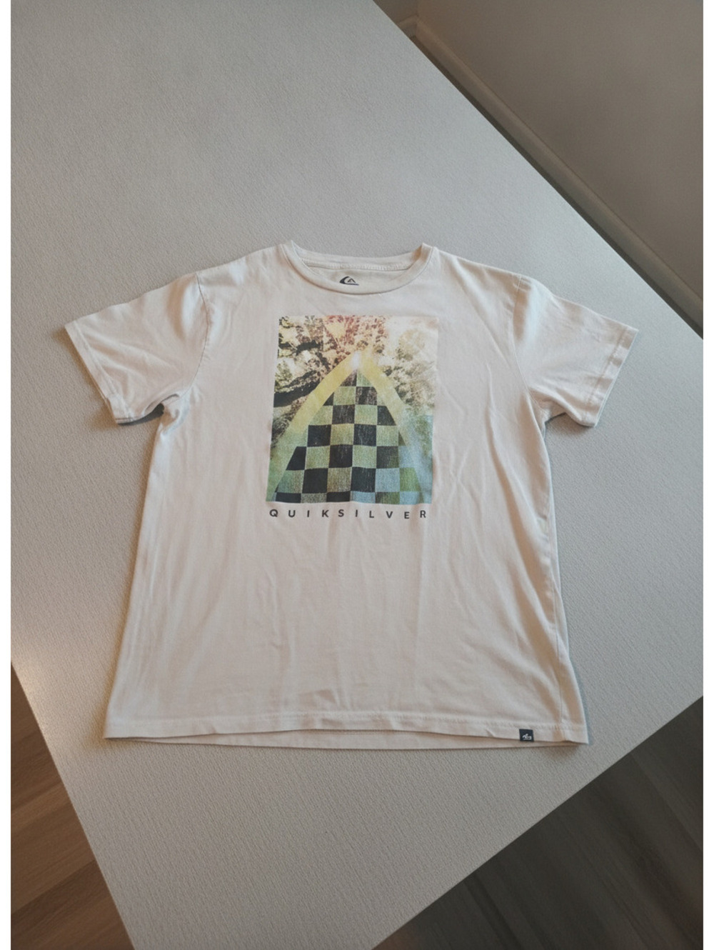 Quiksilver Boys  Graphic T-Shirt Large White Checkerboard Design
